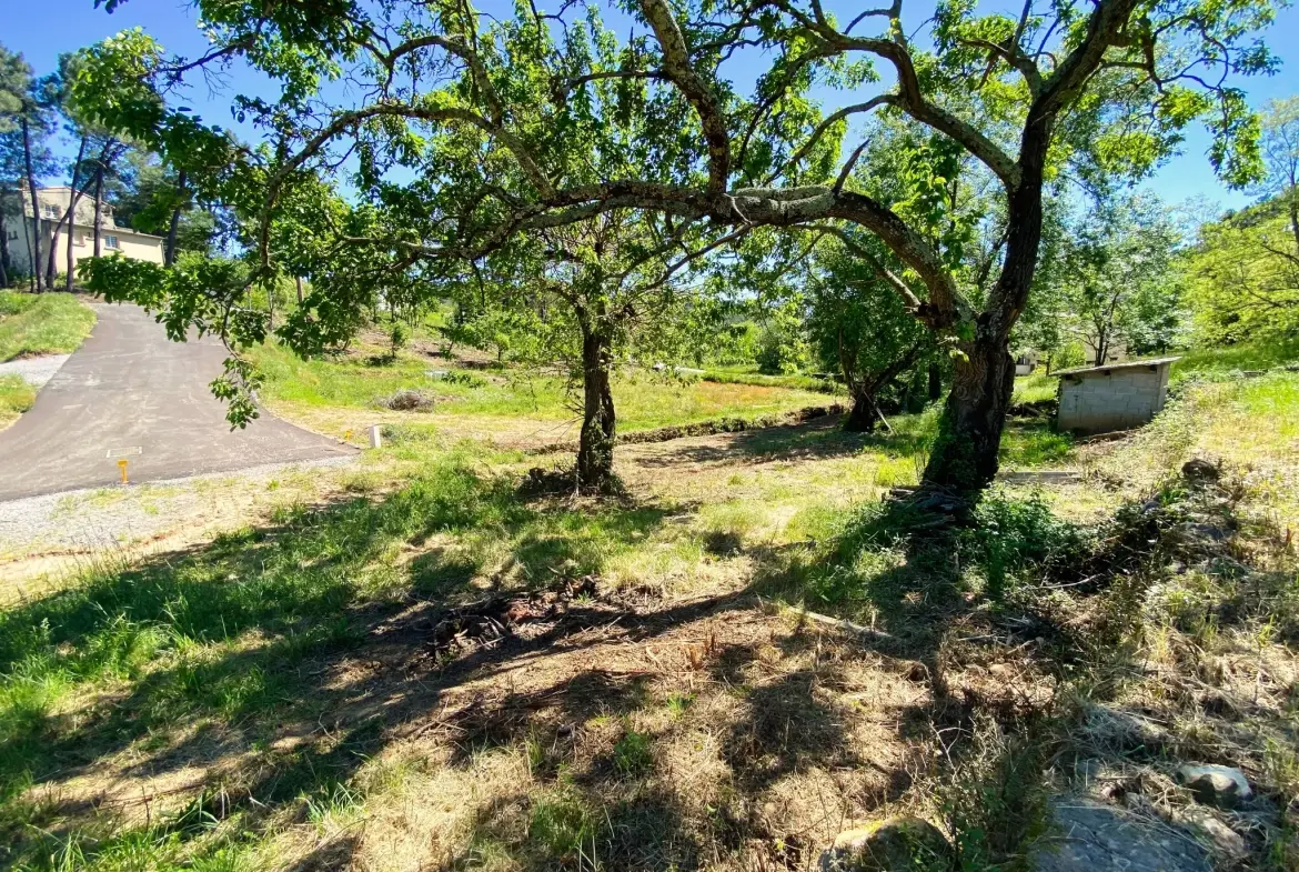 Terrain constructible de 883 m² à Mercuër, proche d'Aubenas 