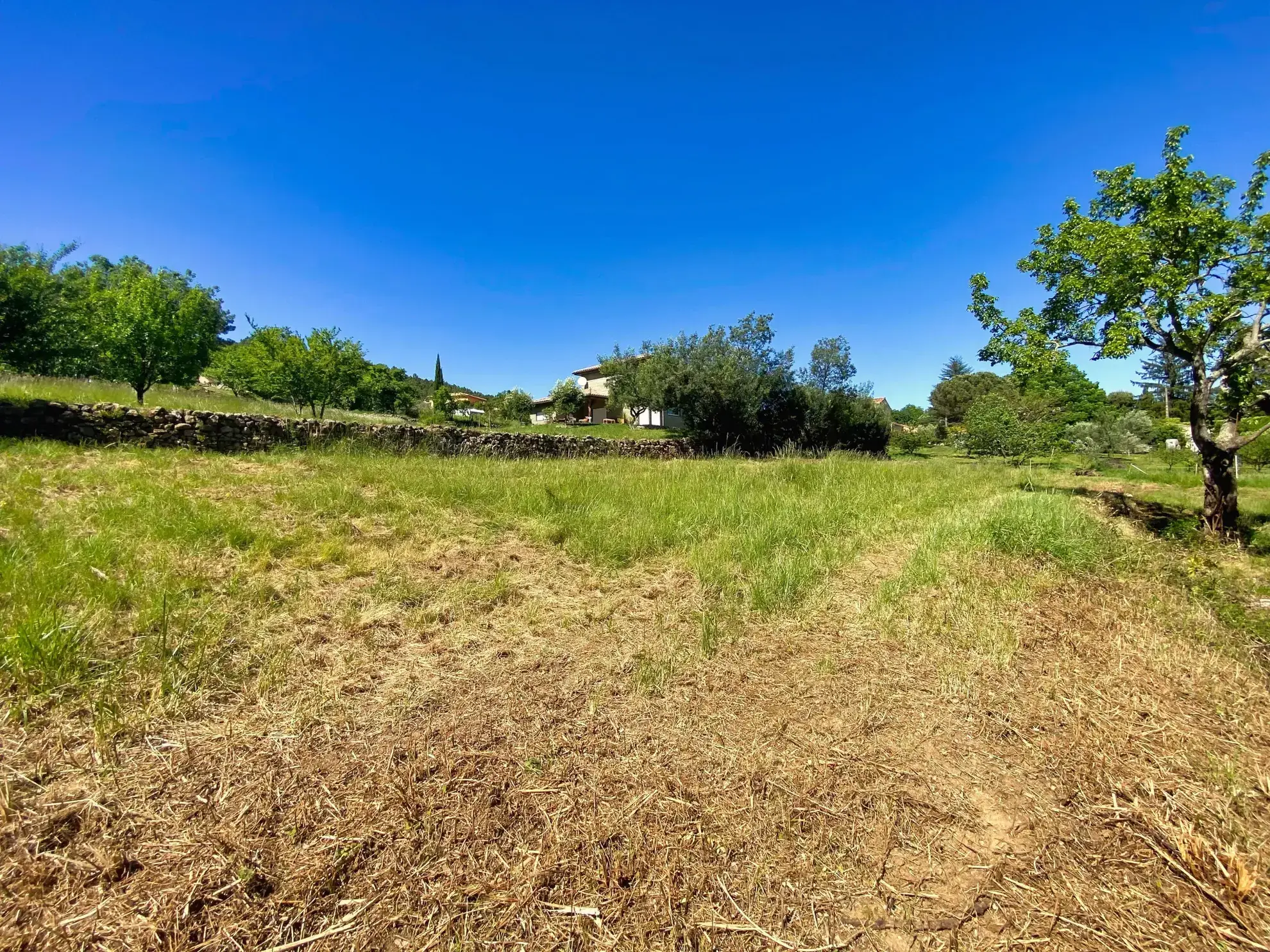 Terrain constructible de 883 m² à Mercuër, proche d'Aubenas 