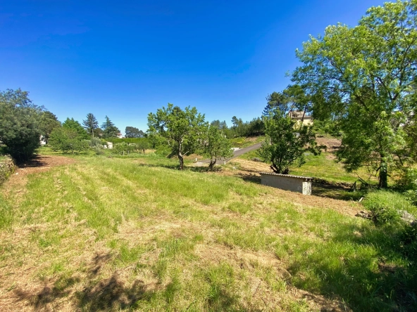 Terrain constructible de 883 m² à Mercuër, proche d'Aubenas