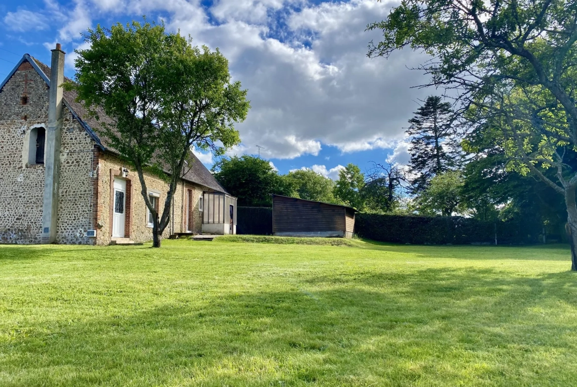 Belle maison en silex rénovée à Bernay, 3 pièces, jardin, garage et potentiel aménageable 