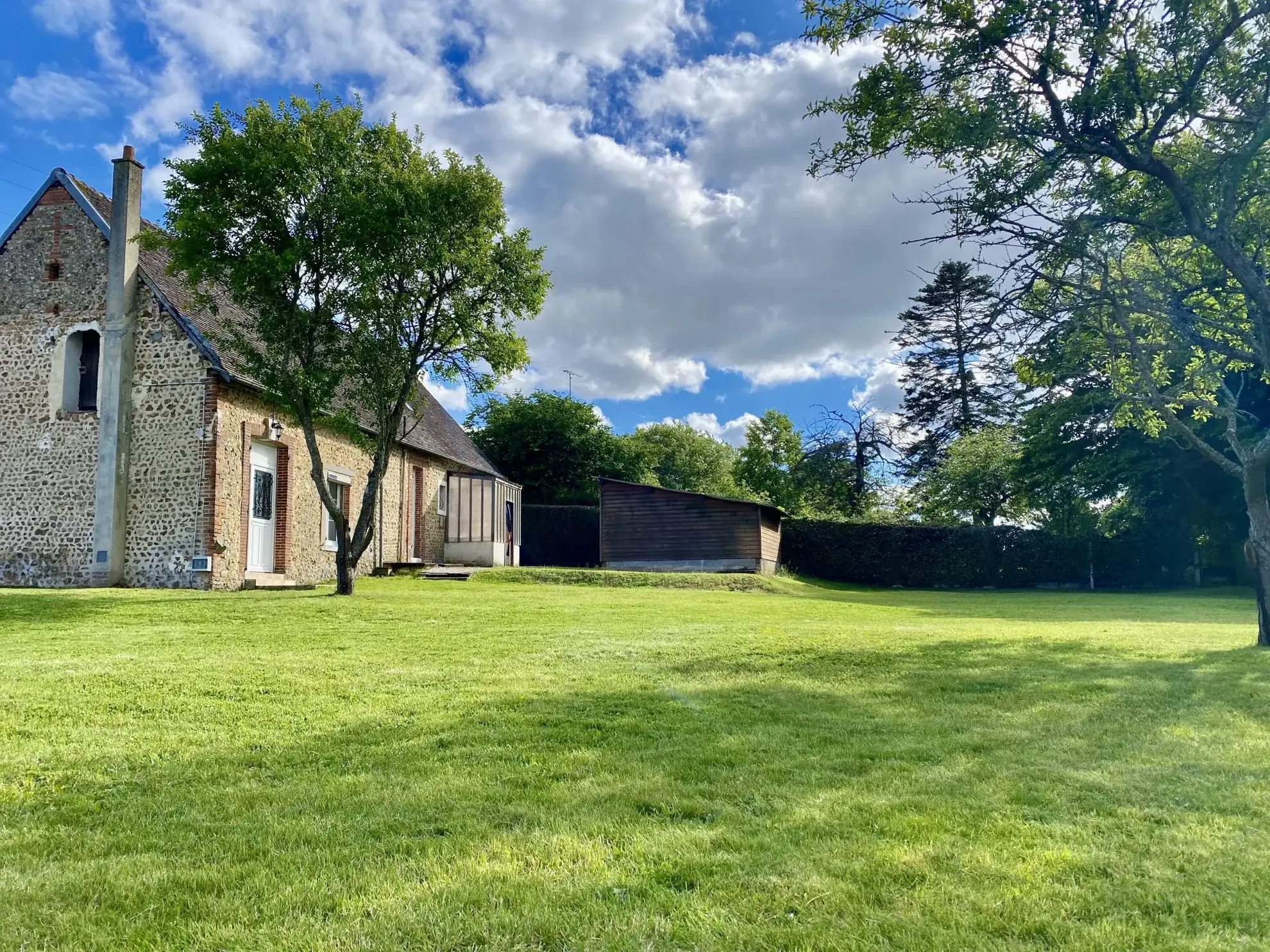 Belle maison en silex rénovée à Bernay, 3 pièces, jardin, garage et potentiel aménageable 