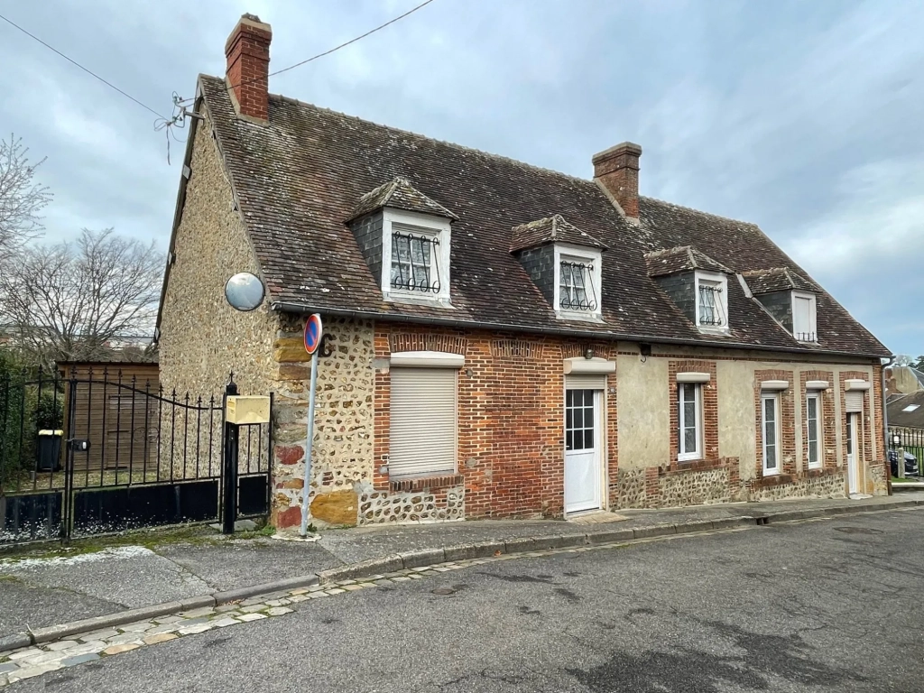 Belle maison en silex rénovée à Bernay, 3 pièces, jardin, garage et potentiel aménageable