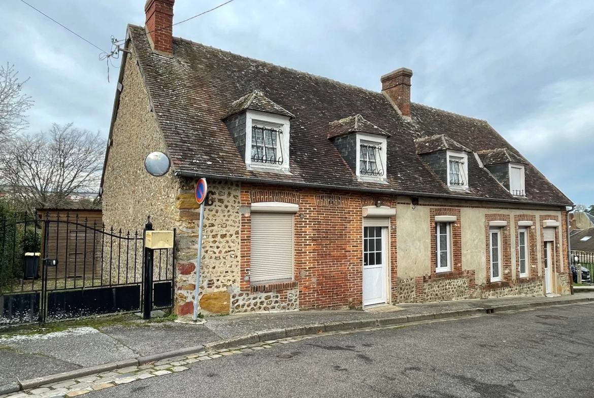 Belle maison en silex rénovée à Bernay, 3 pièces, jardin, garage et potentiel aménageable 