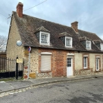 Belle maison en silex rénovée à Bernay, 3 pièces, jardin, garage et potentiel aménageable