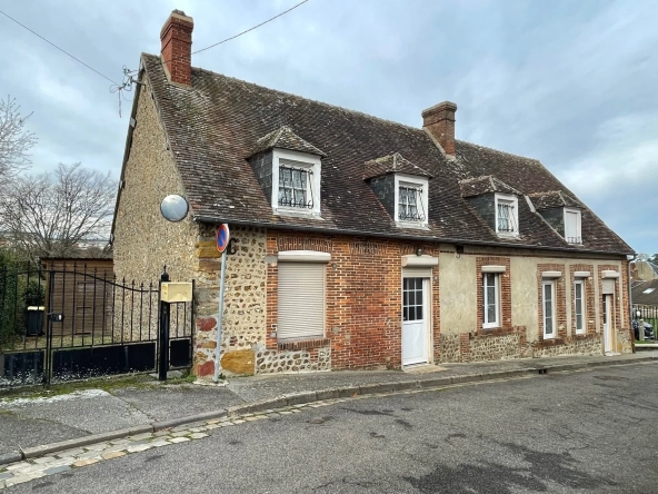 Belle maison en silex rénovée à Bernay, 3 pièces, jardin, garage et potentiel aménageable