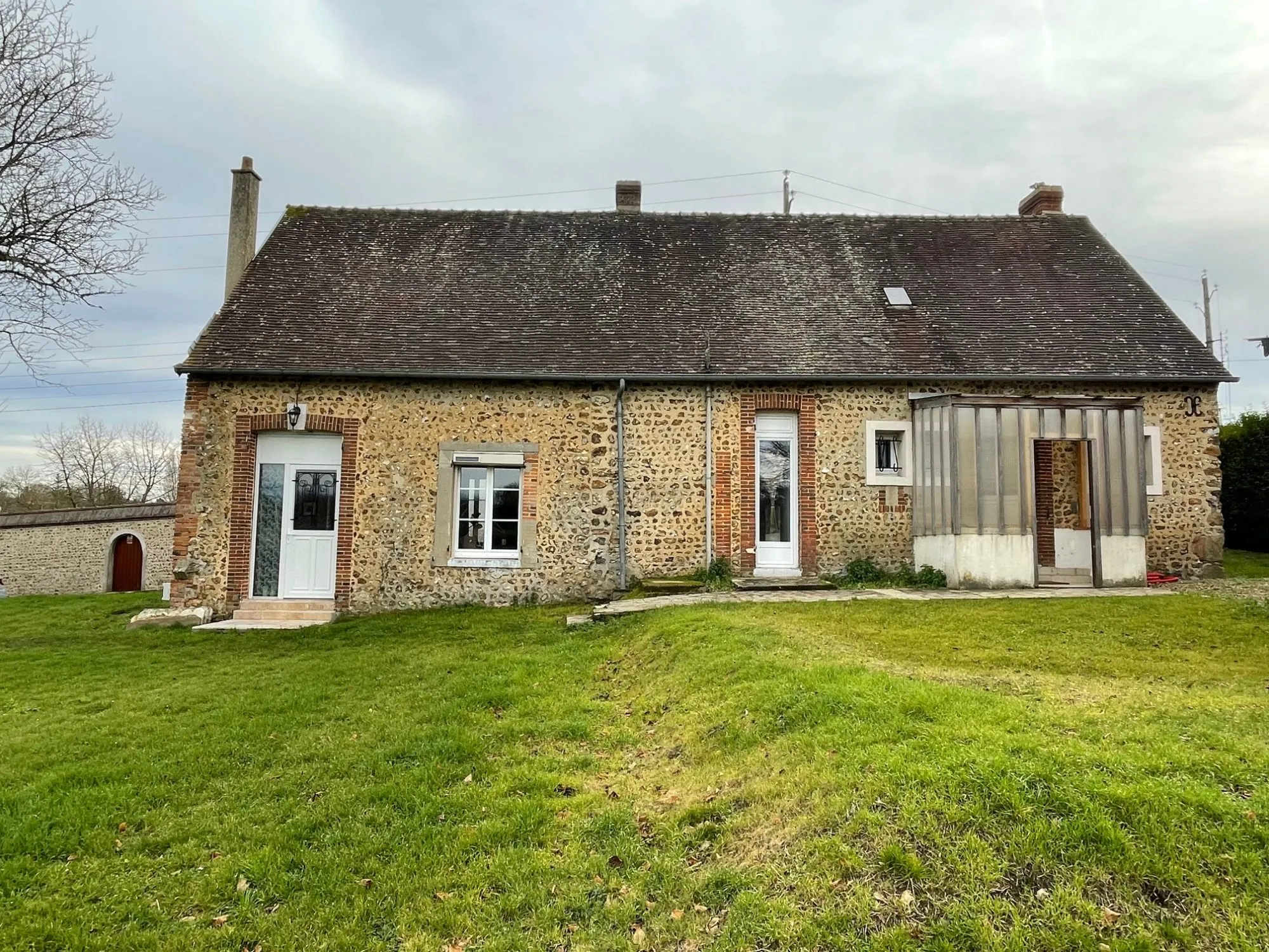 Belle maison en silex rénovée à Bernay, 3 pièces, jardin, garage et potentiel aménageable 