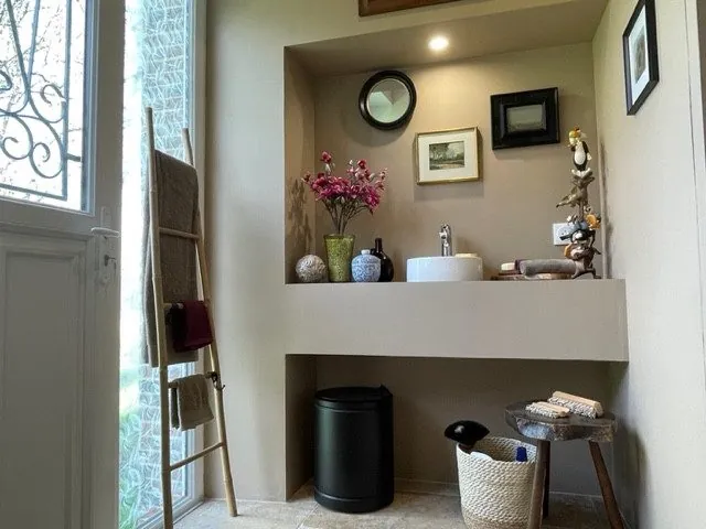Belle maison en silex rénovée à Bernay, 3 pièces, jardin, garage et potentiel aménageable 