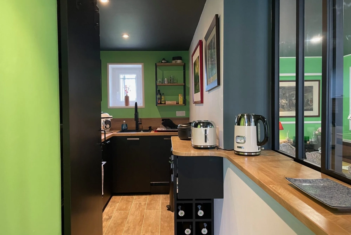 Belle maison en silex rénovée à Bernay, 3 pièces, jardin, garage et potentiel aménageable 
