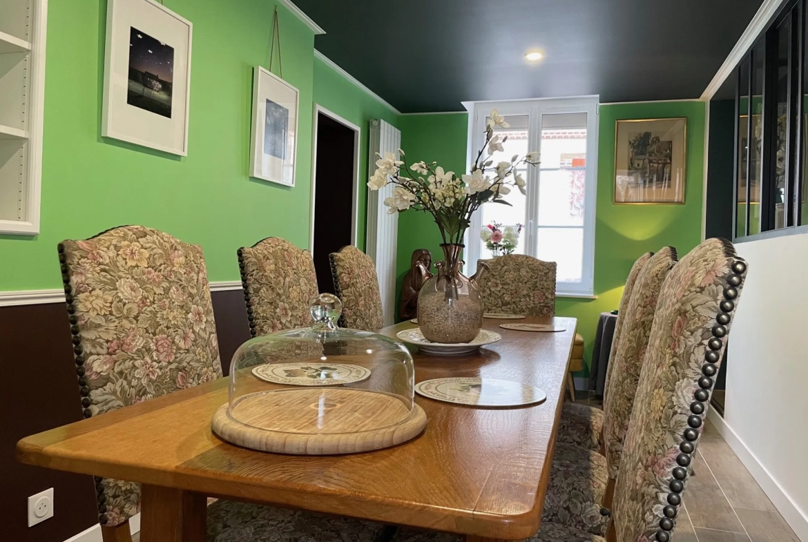 Belle maison en silex rénovée à Bernay, 3 pièces, jardin, garage et potentiel aménageable 