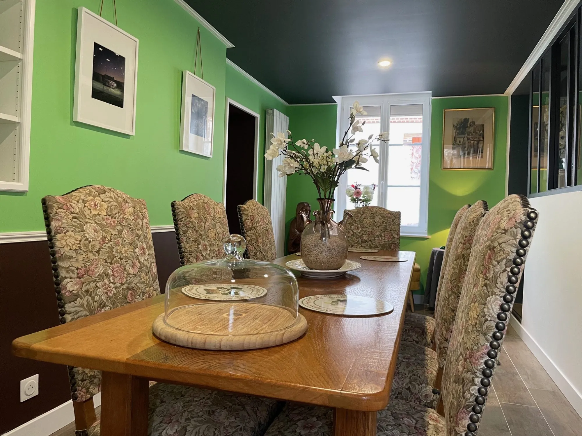 Belle maison en silex rénovée à Bernay, 3 pièces, jardin, garage et potentiel aménageable 