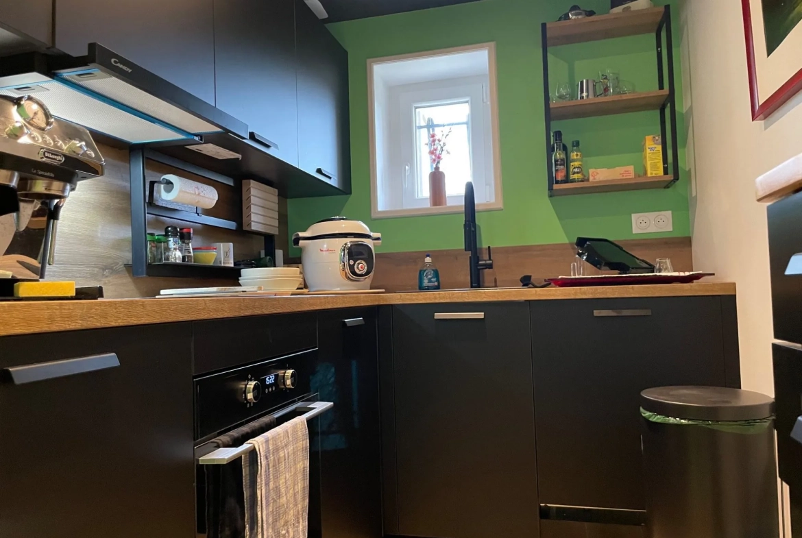 Belle maison en silex rénovée à Bernay, 3 pièces, jardin, garage et potentiel aménageable 