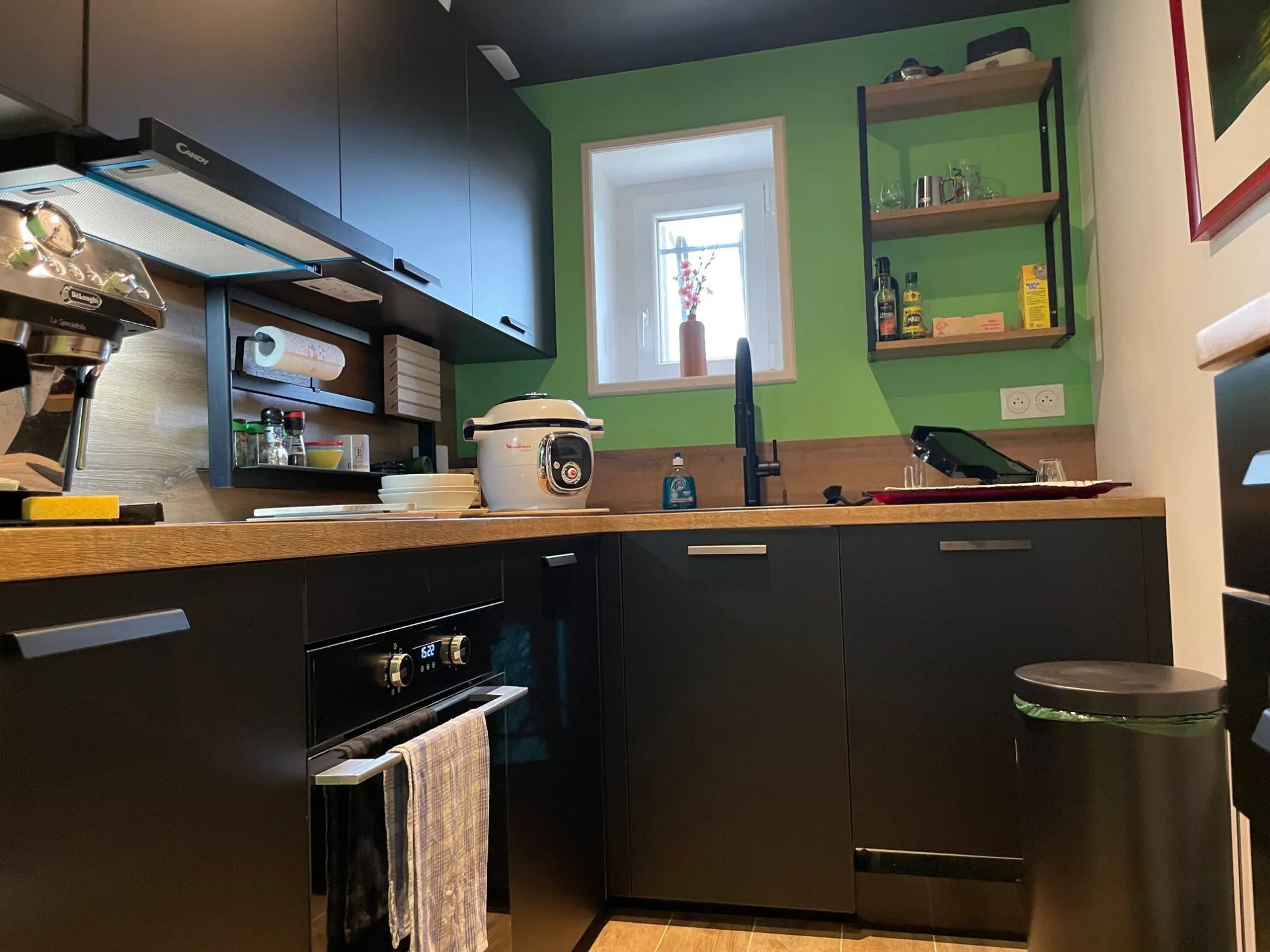 Belle maison en silex rénovée à Bernay, 3 pièces, jardin, garage et potentiel aménageable 