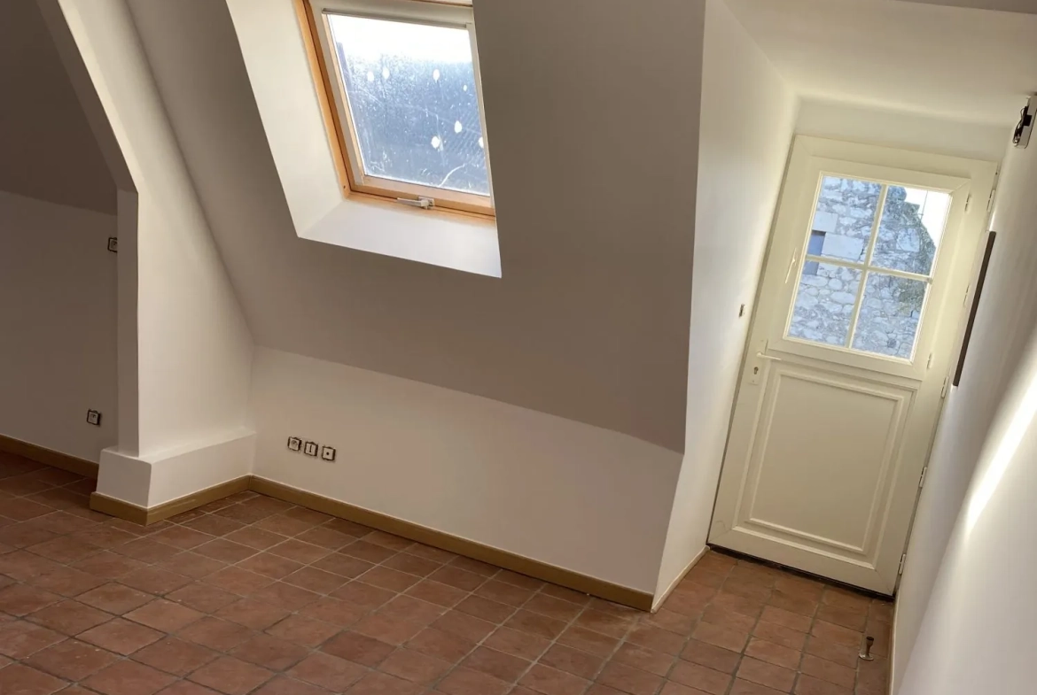 Immeuble rénové avec deux appartements loués à Crouzilles, rentabilité 6,80 % 