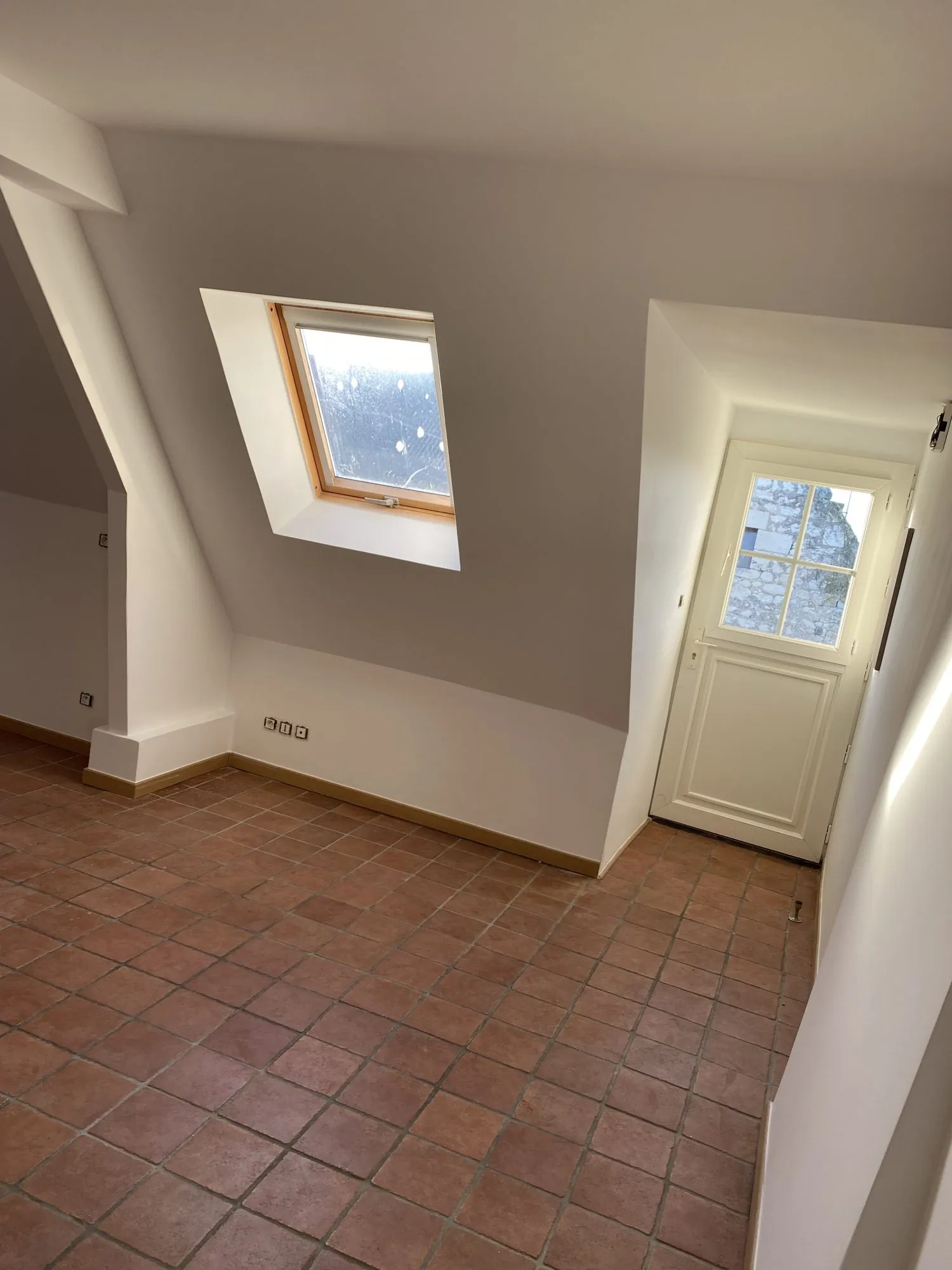 Immeuble rénové avec deux appartements loués à Crouzilles, rentabilité 6,80 % 