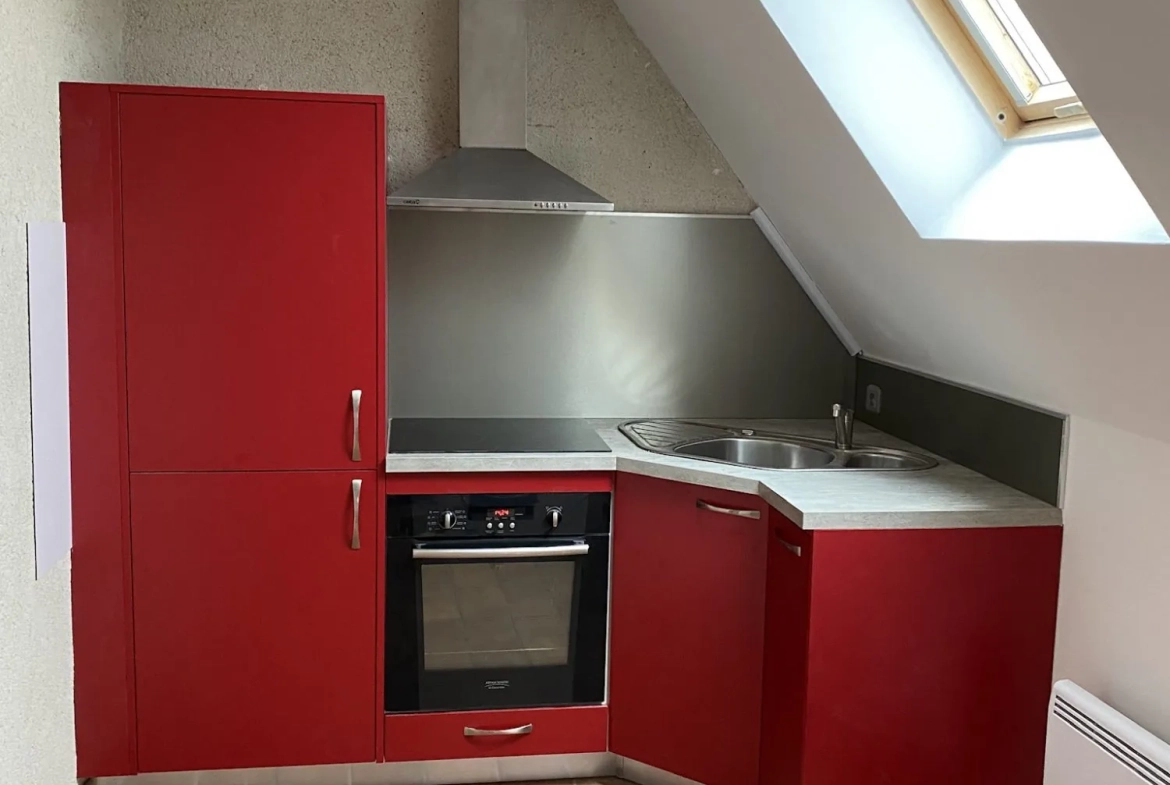 Immeuble rénové avec deux appartements loués à Crouzilles, rentabilité 6,80 % 