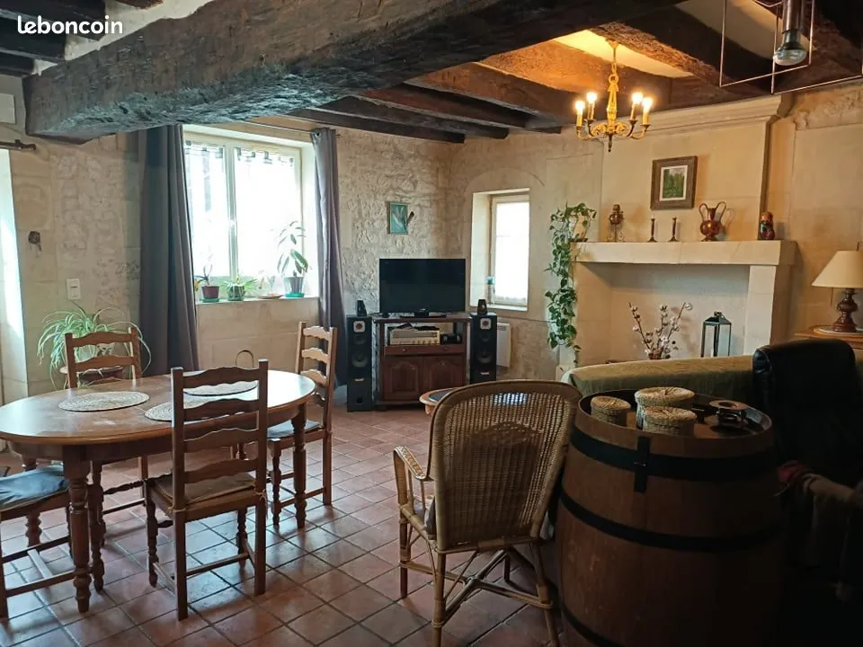 Immeuble rénové avec deux appartements loués à Crouzilles, rentabilité 6,80 % 