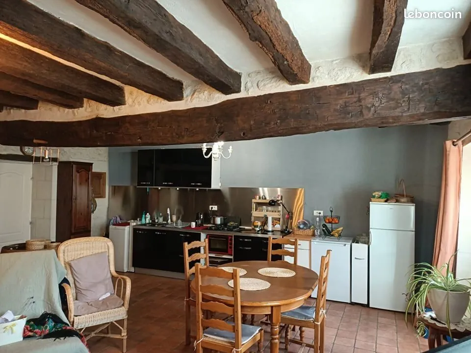 Immeuble rénové avec deux appartements loués à Crouzilles, rentabilité 6,80 % 