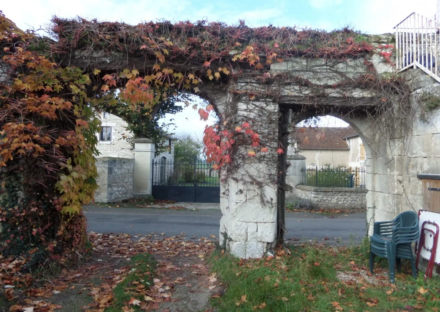 Immeuble rénové avec deux appartements loués à Crouzilles, rentabilité 6,80 % 