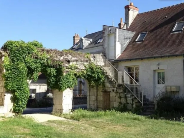 Immeuble rénové avec deux appartements loués à Crouzilles, rentabilité 6,80 %