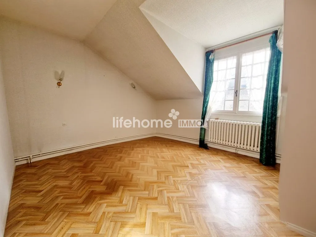 Maison avec appartement indépendant et cour à Châtillon-sur-Indre 
