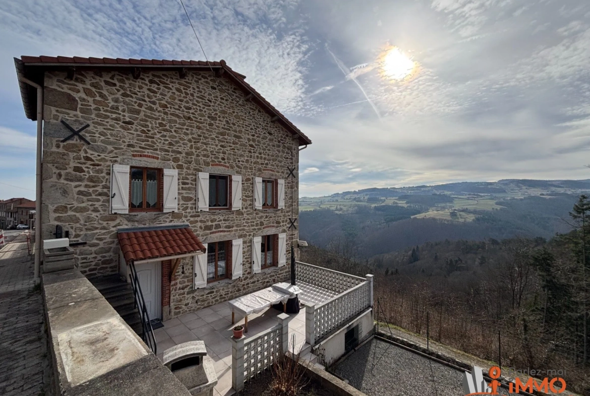Maison en pierre à vendre à Sail sous Couzan - 96 m² avec terrain et vue dégagée 