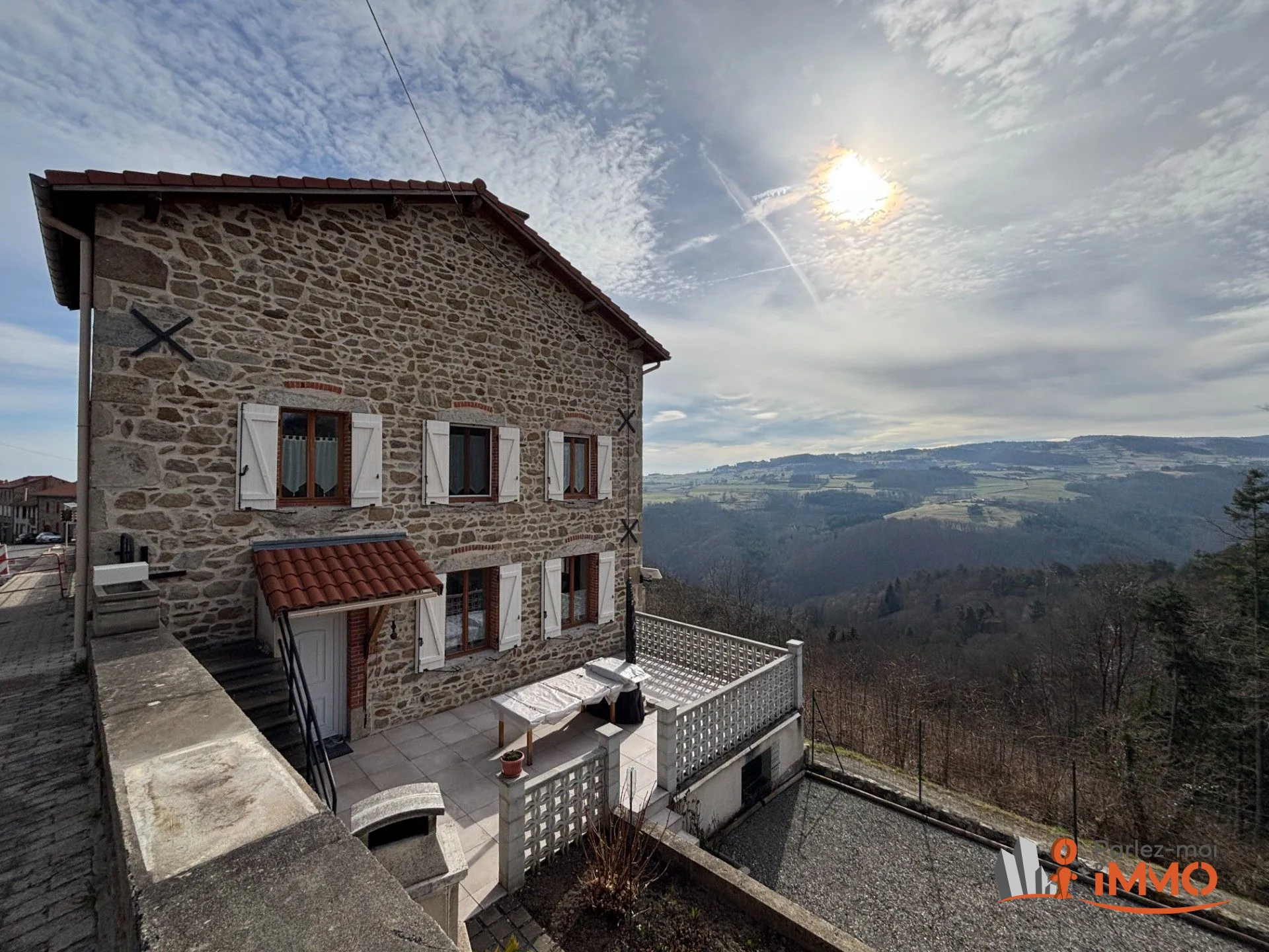 Maison en pierre à vendre à Sail sous Couzan - 96 m² avec terrain et vue dégagée 
