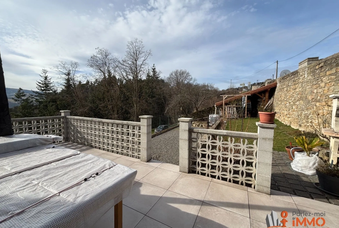 Maison en pierre à vendre à Sail sous Couzan - 96 m² avec terrain et vue dégagée 