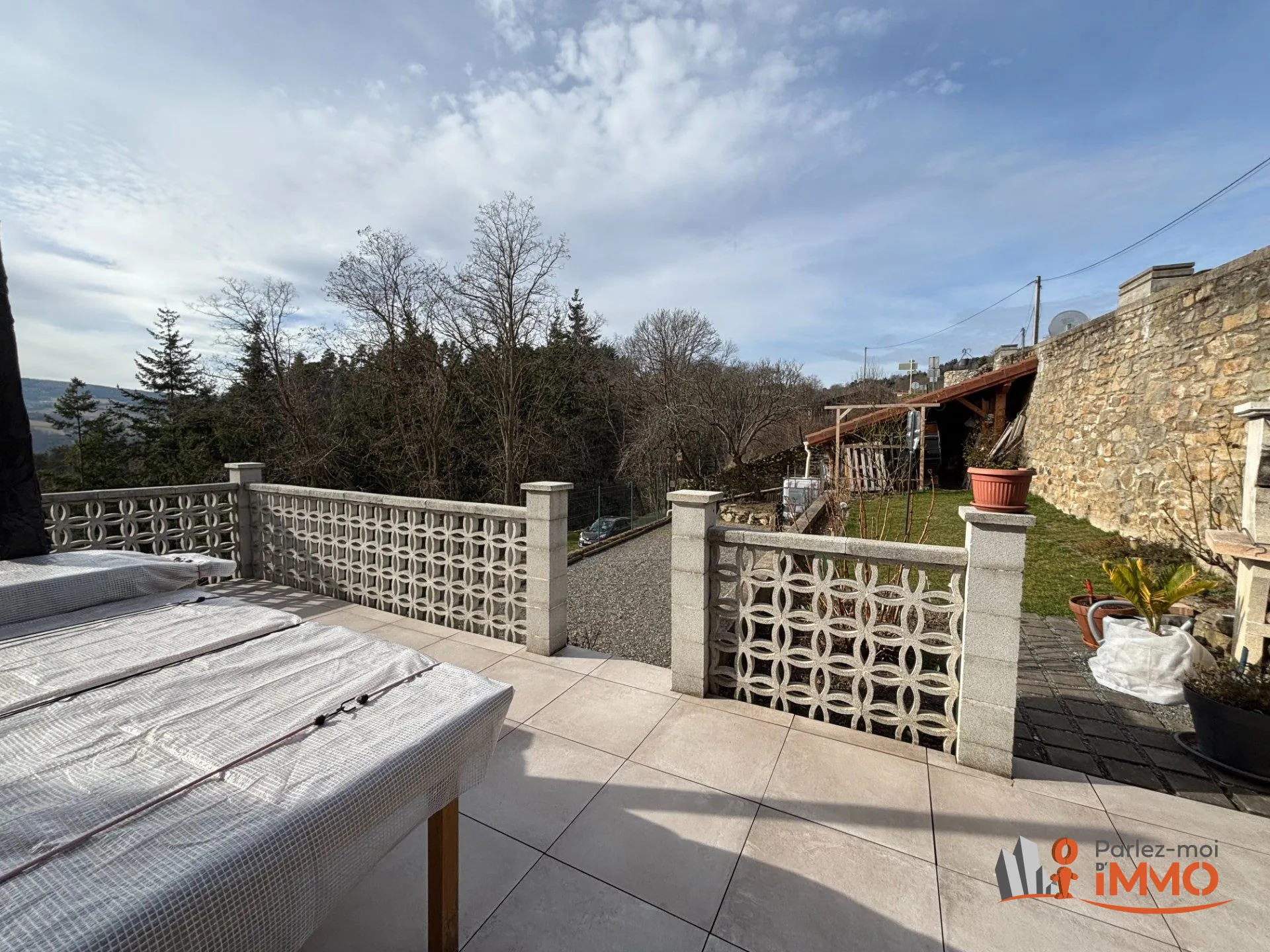Maison en pierre à vendre à Sail sous Couzan - 96 m² avec terrain et vue dégagée 