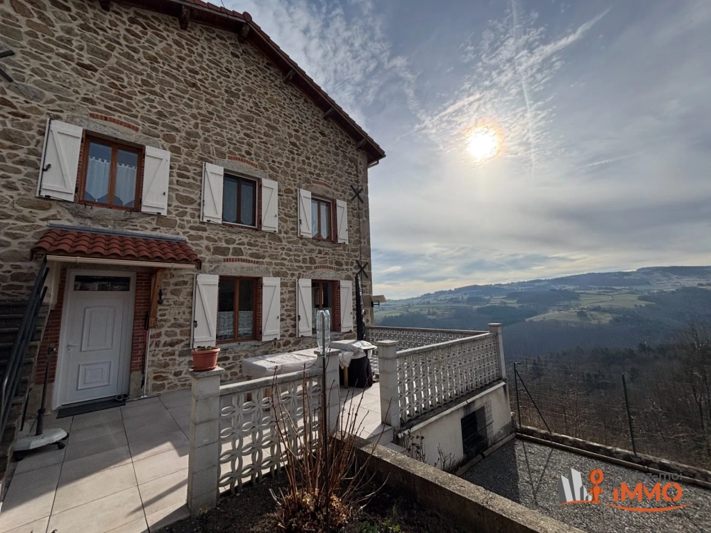 Maison en pierre à vendre à Sail sous Couzan - 96 m² avec terrain et vue dégagée