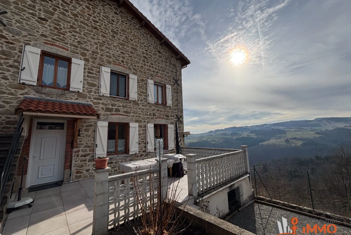 Maison en pierre à vendre à Sail sous Couzan - 96 m² avec terrain et vue dégagée 