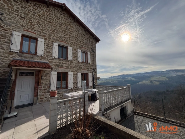 Maison en pierre à vendre à Sail sous Couzan - 96 m² avec terrain et vue dégagée