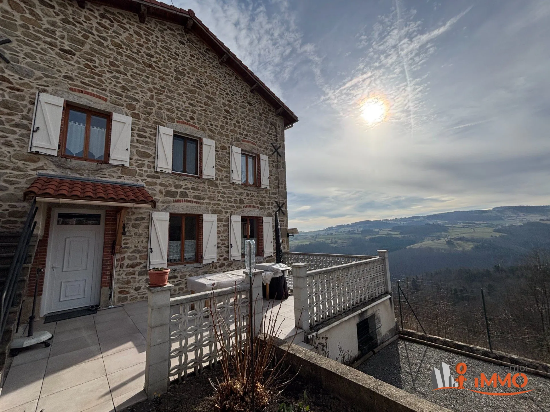 Maison en pierre à vendre à Sail sous Couzan - 96 m² avec terrain et vue dégagée 