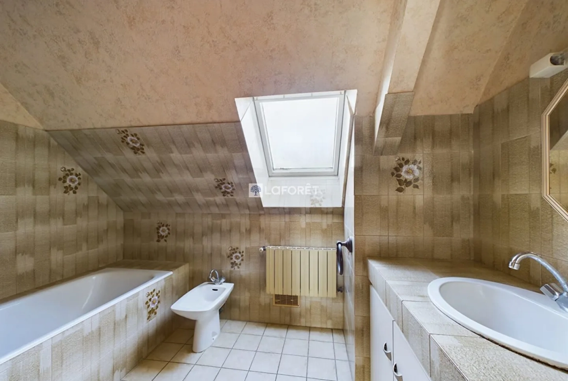 Maison à rénover avec grand terrain à Briec, campagne, 4 chambres 