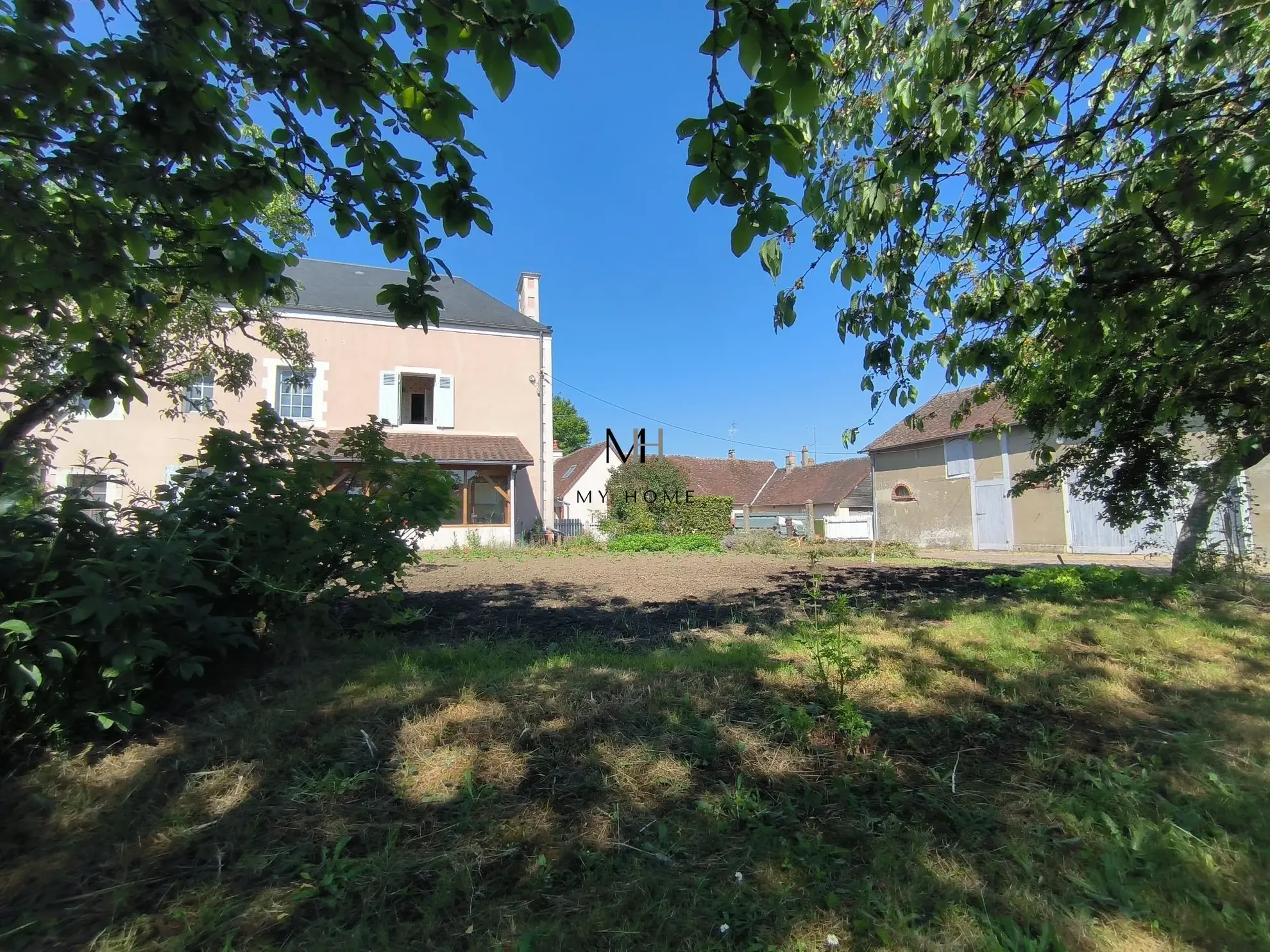 Charmante maison avec dépendance en centre-bourg à Villeneuve-en-Perseigne 