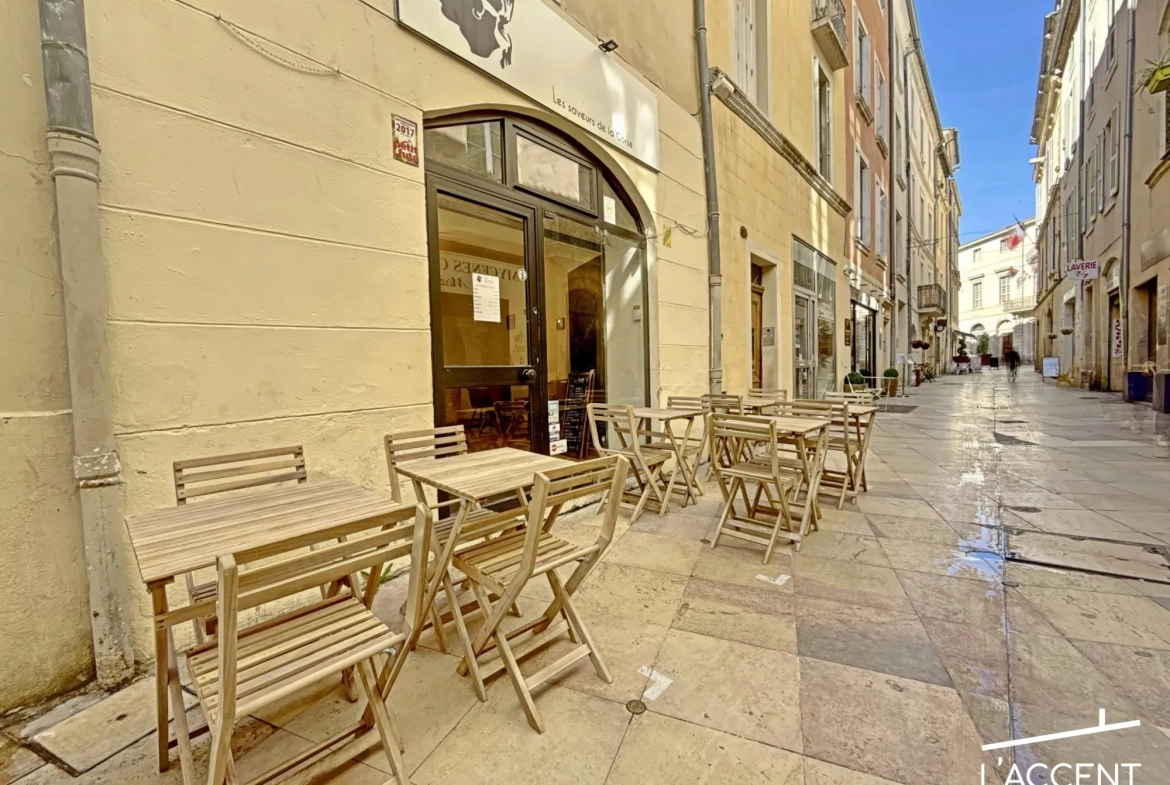 Restaurant à vendre au cœur de Nîmes avec terrasse et loyer avantageux 