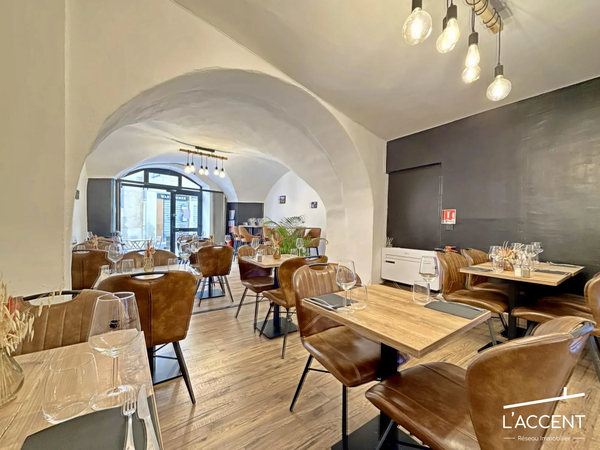 Restaurant à vendre au cœur de Nîmes avec terrasse et loyer avantageux 