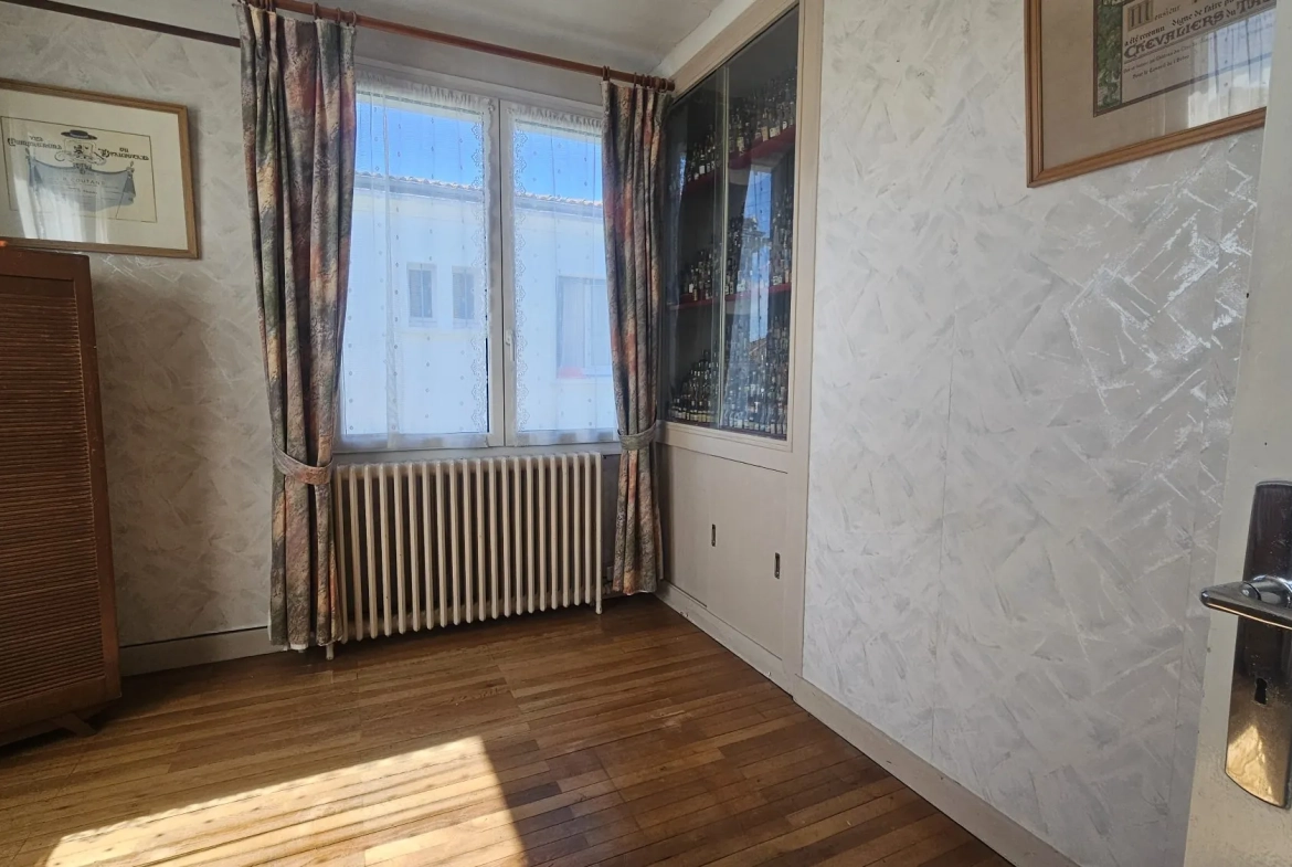 Maison à vendre à Bressuire avec jardin et potentiel de rénovation 