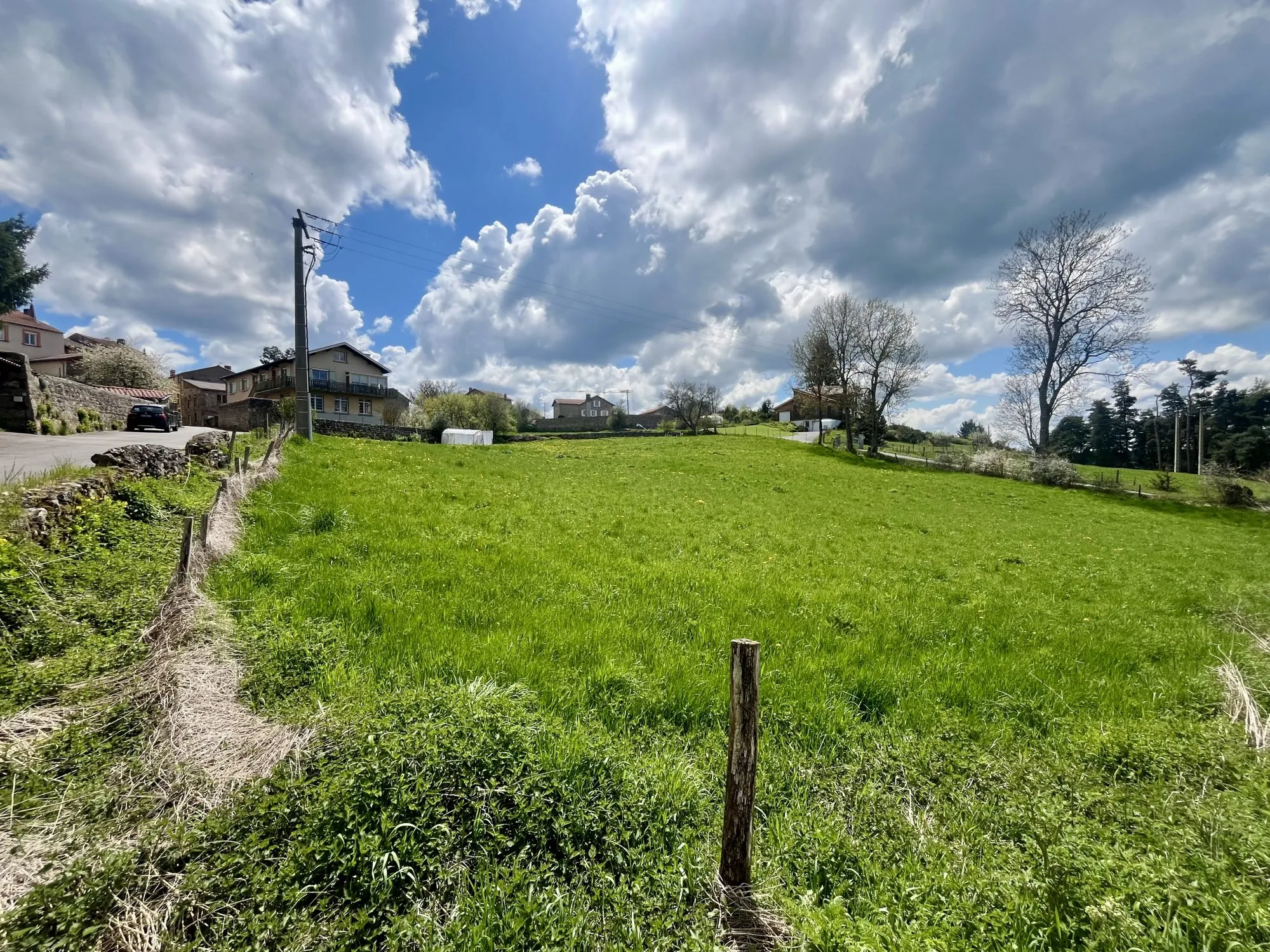 Terrain constructible à vendre à Usson-en-Forez - Opportunité d'investissement 