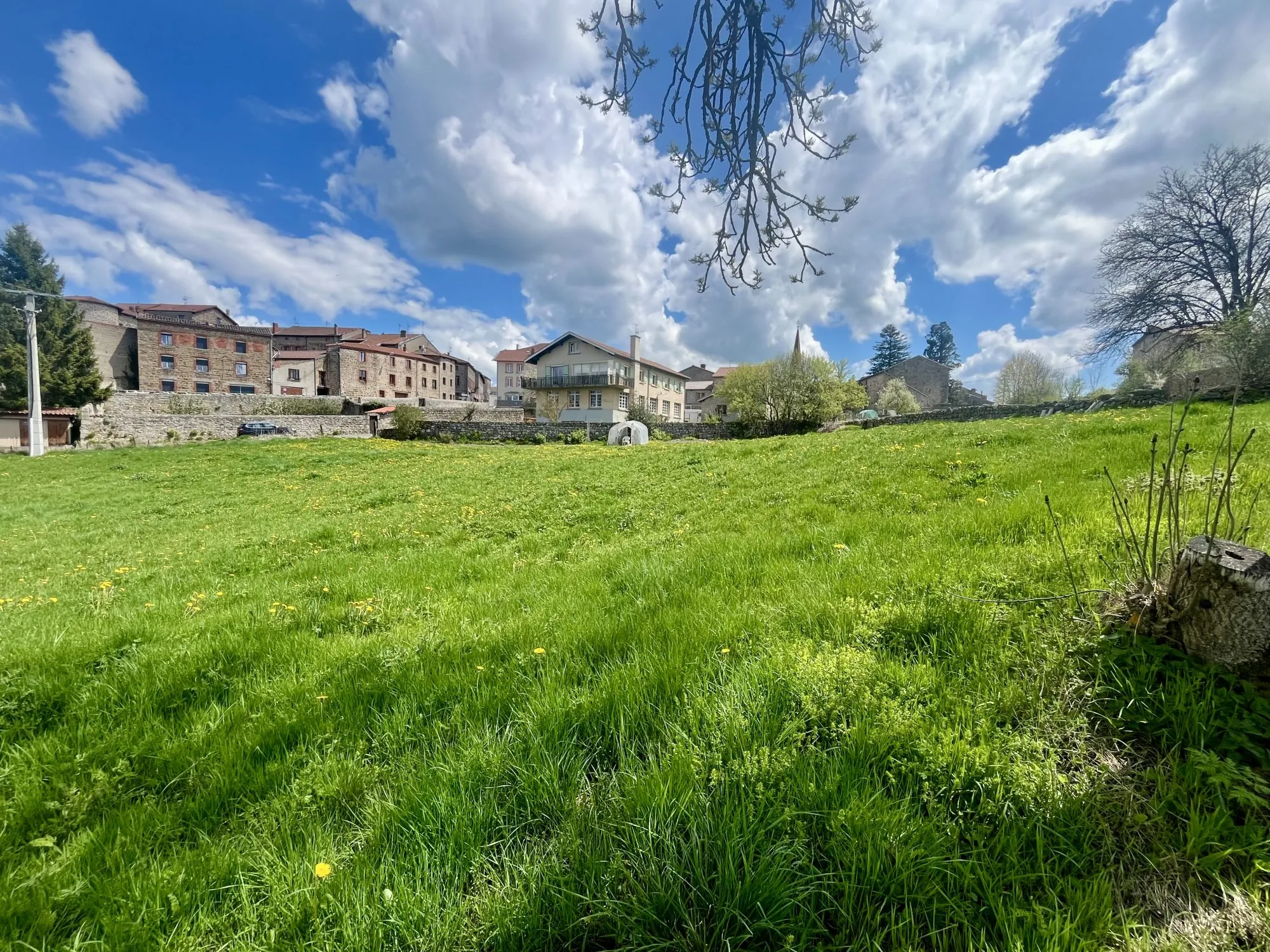 Terrain constructible à vendre à Usson-en-Forez - Opportunité d'investissement 