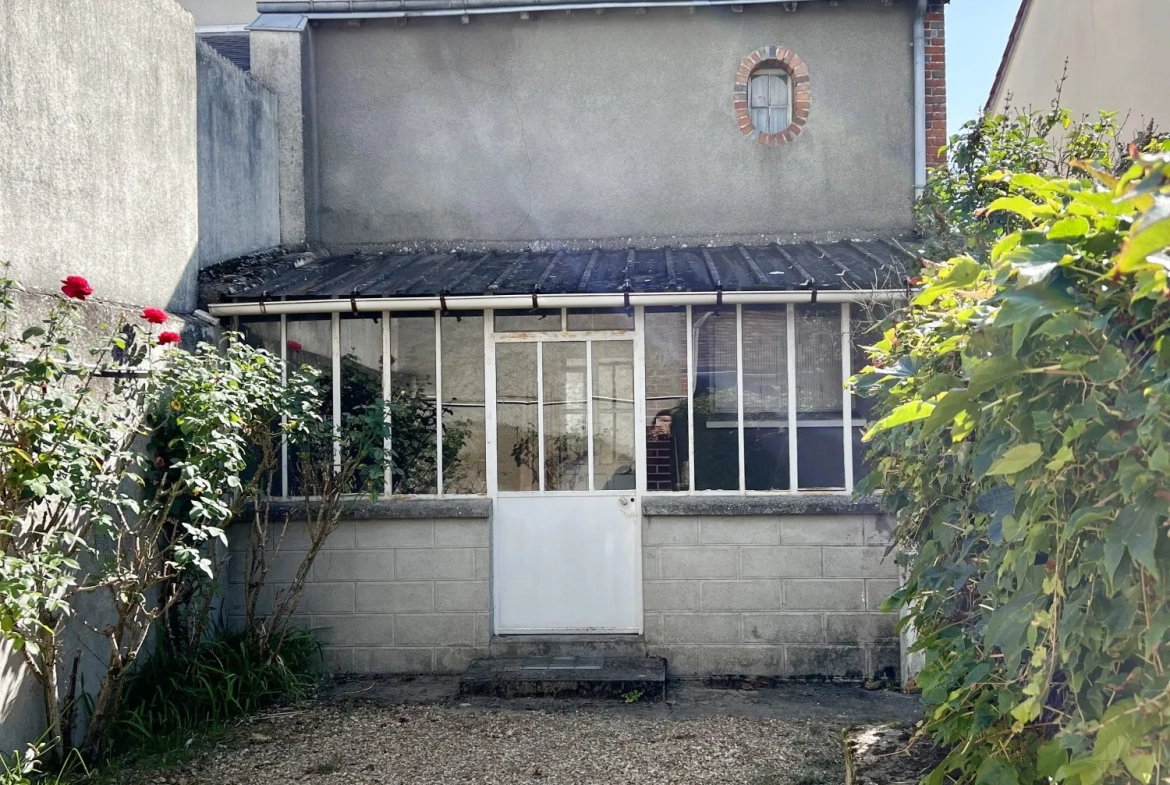 Maison ancienne à rénover au centre des Bordes avec jardin et dépendances 
