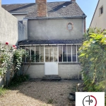 Maison ancienne à rénover au centre des Bordes avec jardin et dépendances