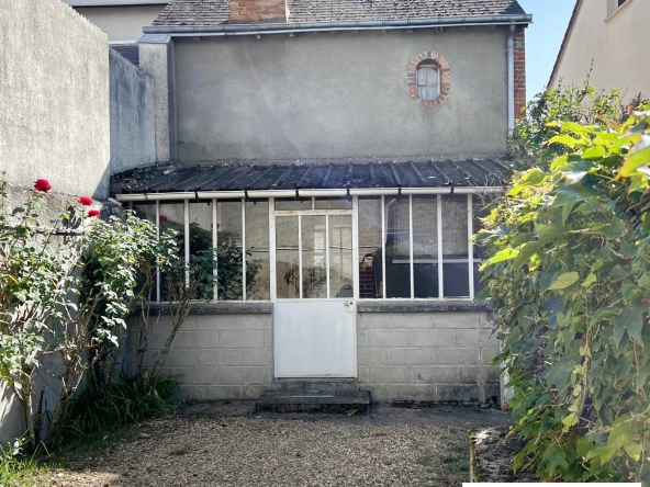 Maison ancienne à rénover au centre des Bordes avec jardin et dépendances