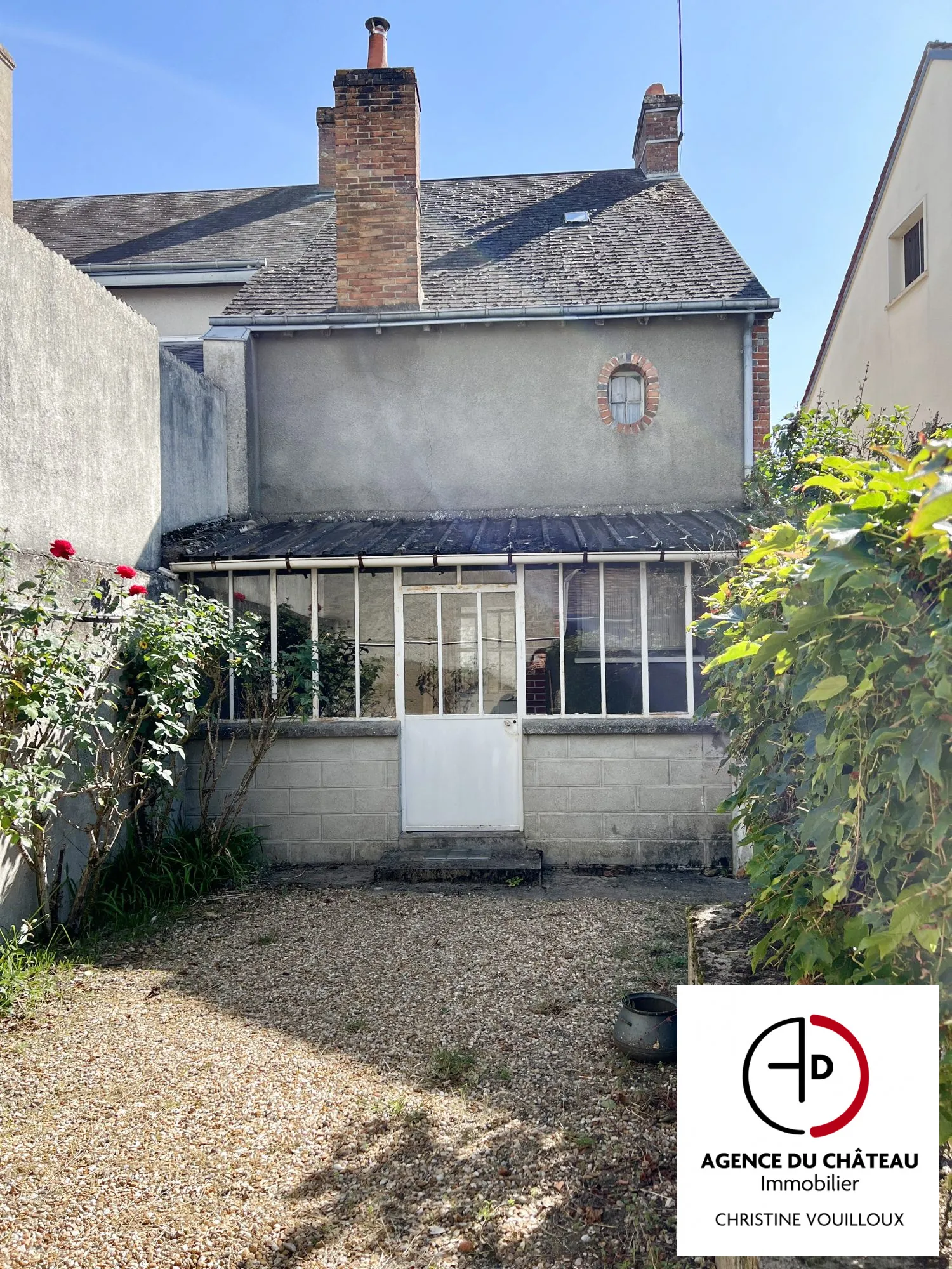 Maison ancienne à rénover au centre des Bordes avec jardin et dépendances 