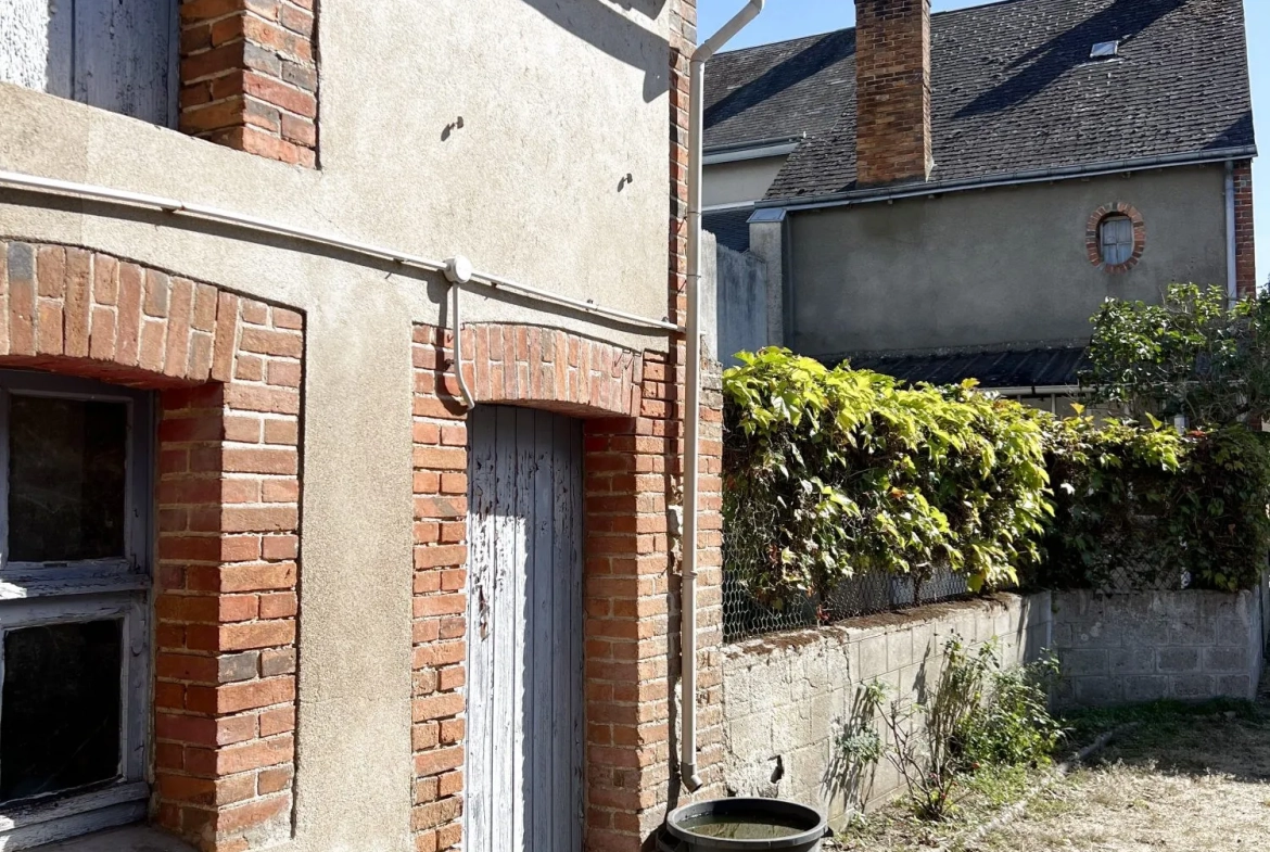 Maison ancienne à rénover au centre des Bordes avec jardin et dépendances 