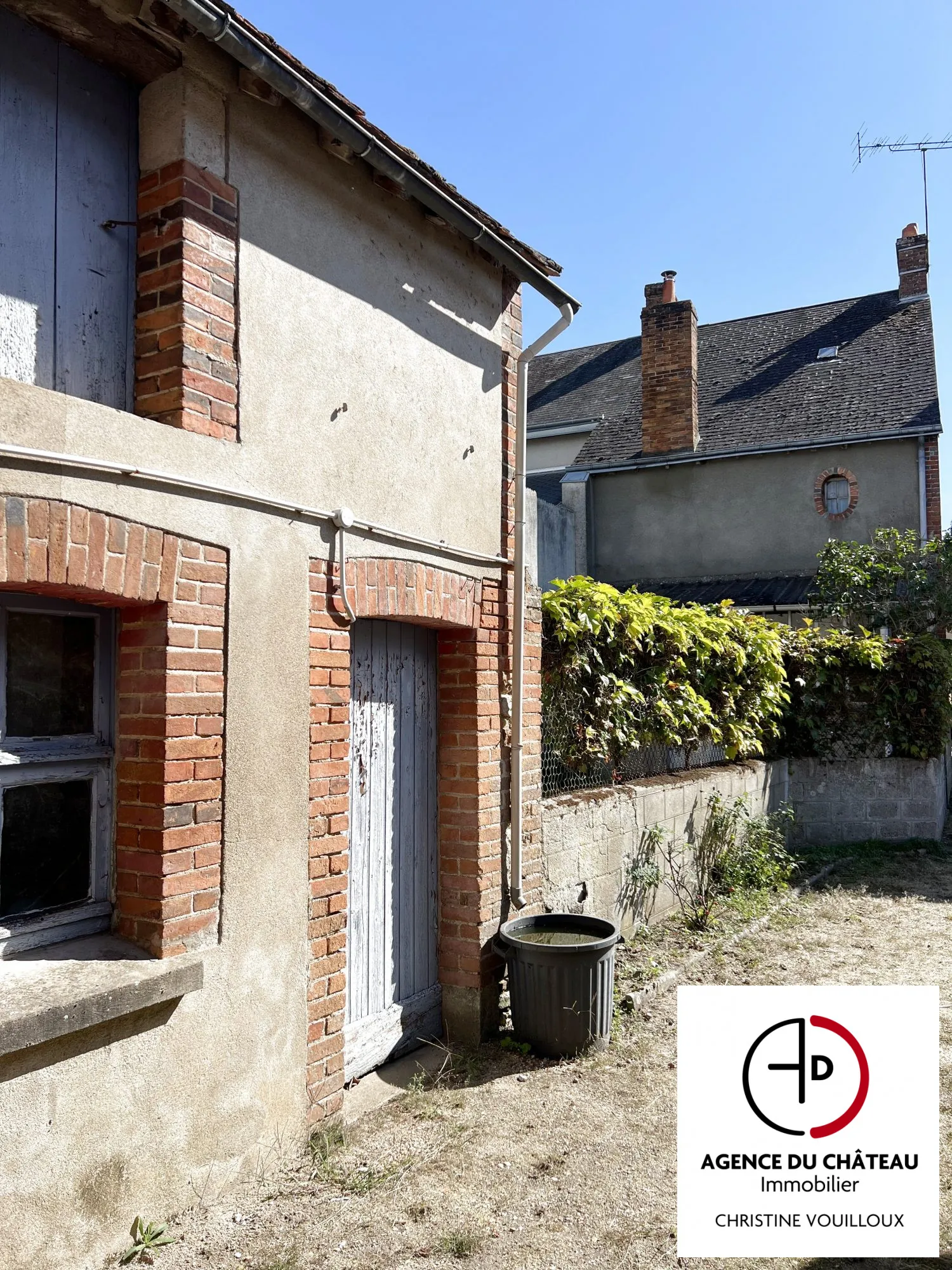 Maison ancienne à rénover au centre des Bordes avec jardin et dépendances 