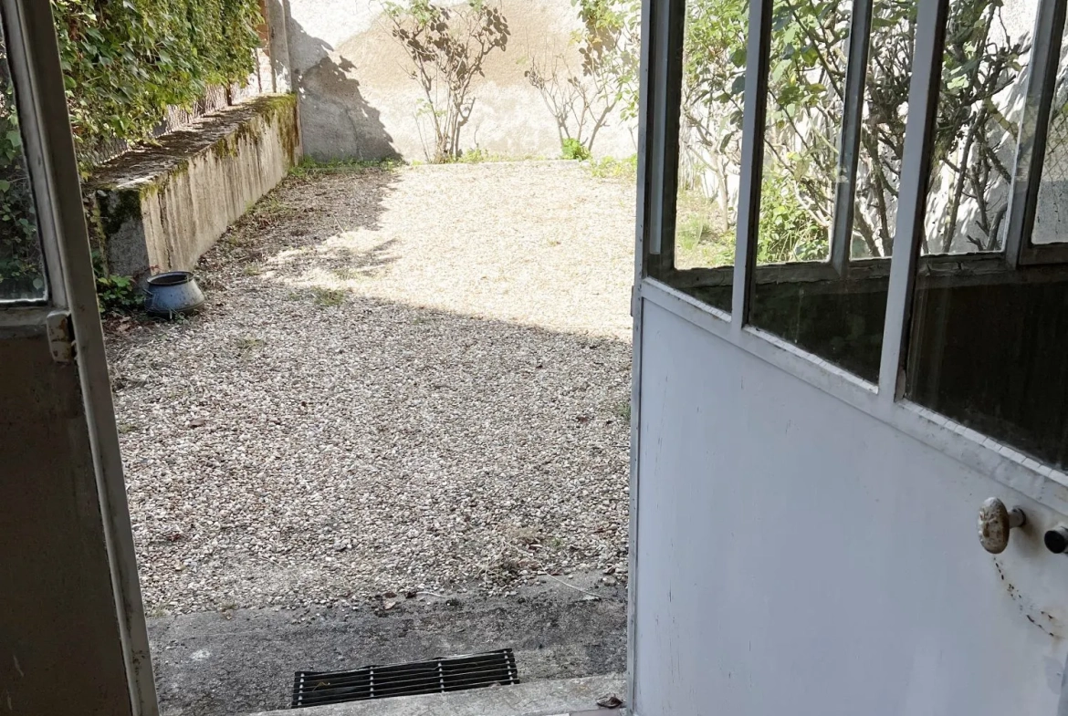 Maison ancienne à rénover au centre des Bordes avec jardin et dépendances 