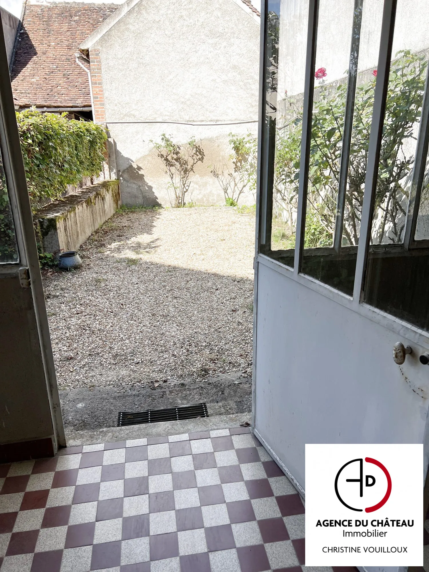 Maison ancienne à rénover au centre des Bordes avec jardin et dépendances 