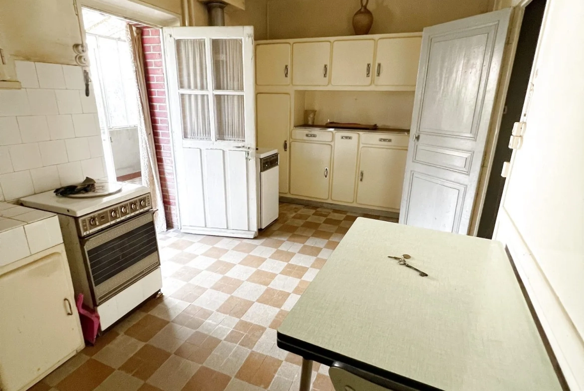Maison ancienne à rénover au centre des Bordes avec jardin et dépendances 