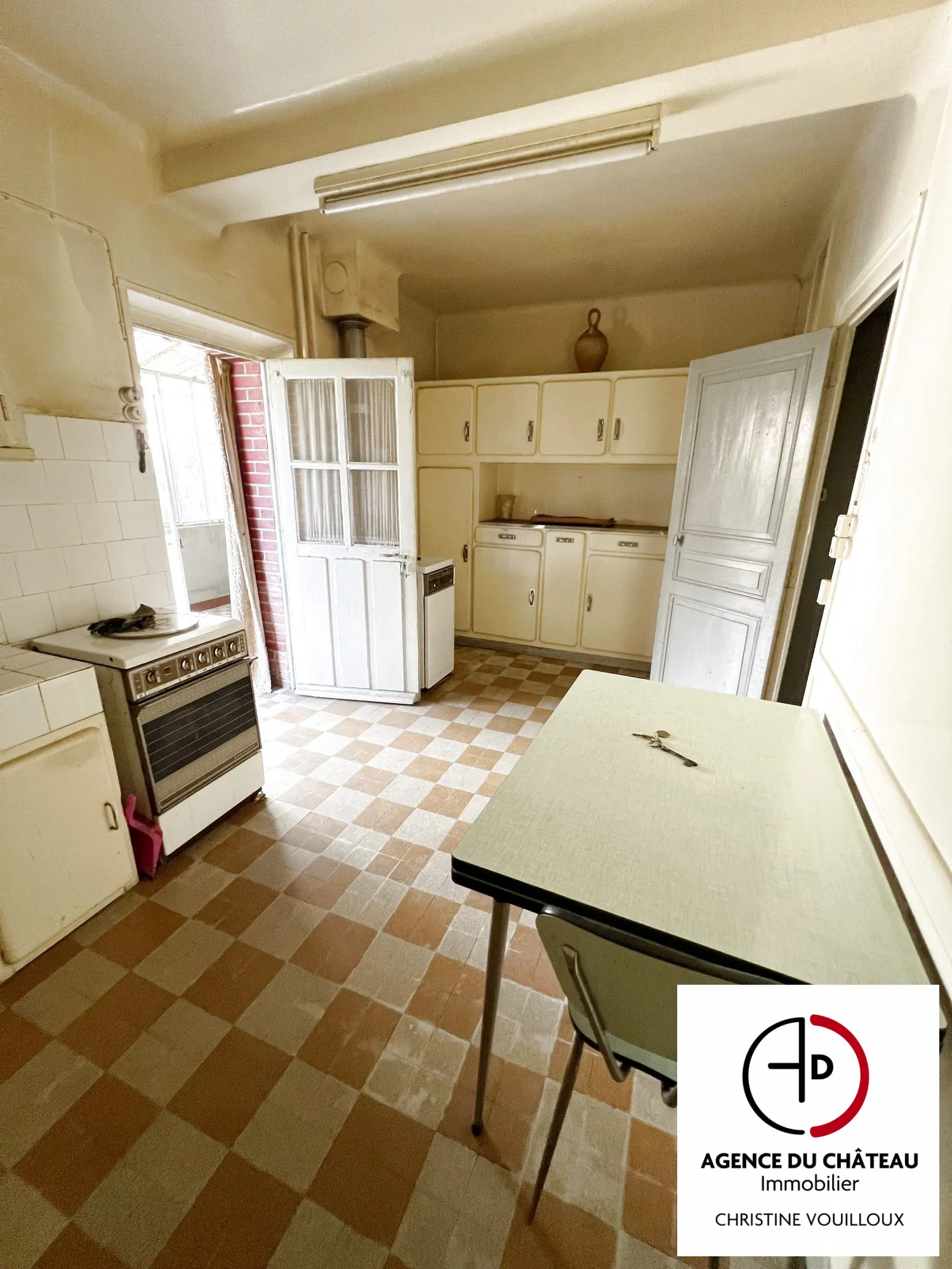 Maison ancienne à rénover au centre des Bordes avec jardin et dépendances 