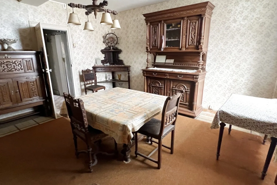 Maison ancienne à rénover au centre des Bordes avec jardin et dépendances 
